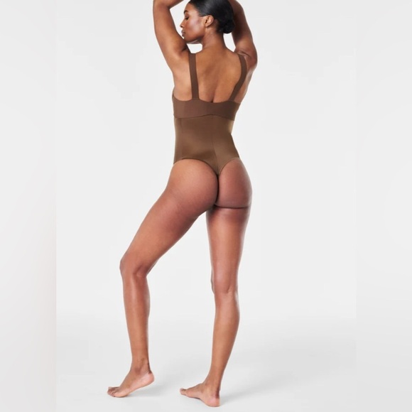 SPANXshape™ Invisible
High-Waisted Thong S - Picture 5 of 8